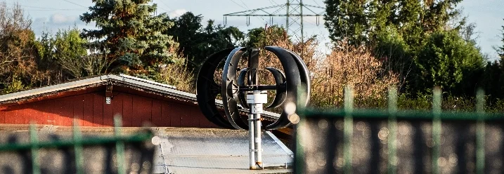 Windkraftanlage auf Gartenhaus